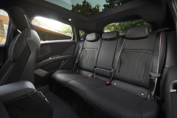 bmw-ix4-m7 Een sportievere uitvoering van de iX4 komt er ook. Hieronder alvast een aantal foto's van de nieuwe BMW iX4 M60 xDrive, die met 612 pk en enkele specifieke M-details een eigen uitstraling krijgt.
