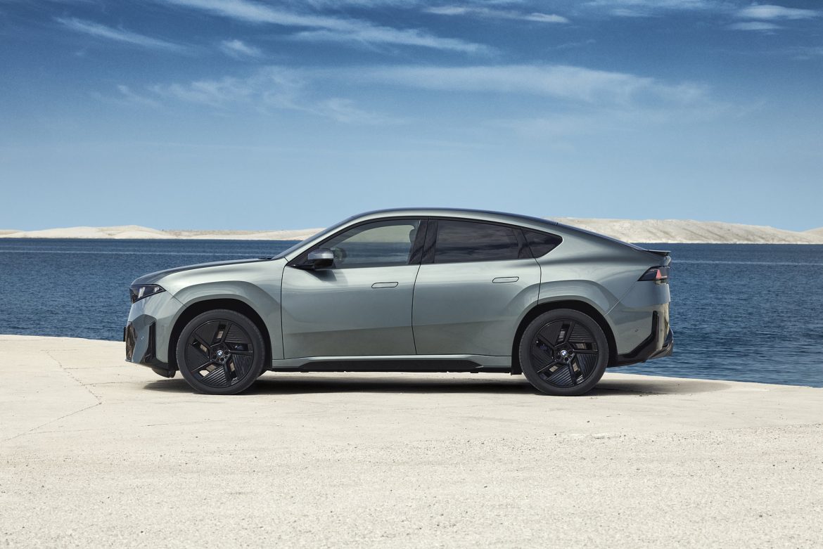 BMW introduceert de elektrische iX4 als sportief alternatief voor de iX3. De SUV-coupé komt in maart 2027 naar Nederland en is verkrijgbaar vanaf € 72.562.