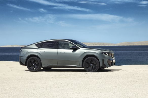 bmw-ix4-x40-2 BMW introduceert de elektrische iX4 als sportief alternatief voor de iX3. De SUV-coupé komt in maart 2027 naar Nederland en is verkrijgbaar vanaf € 72.562.