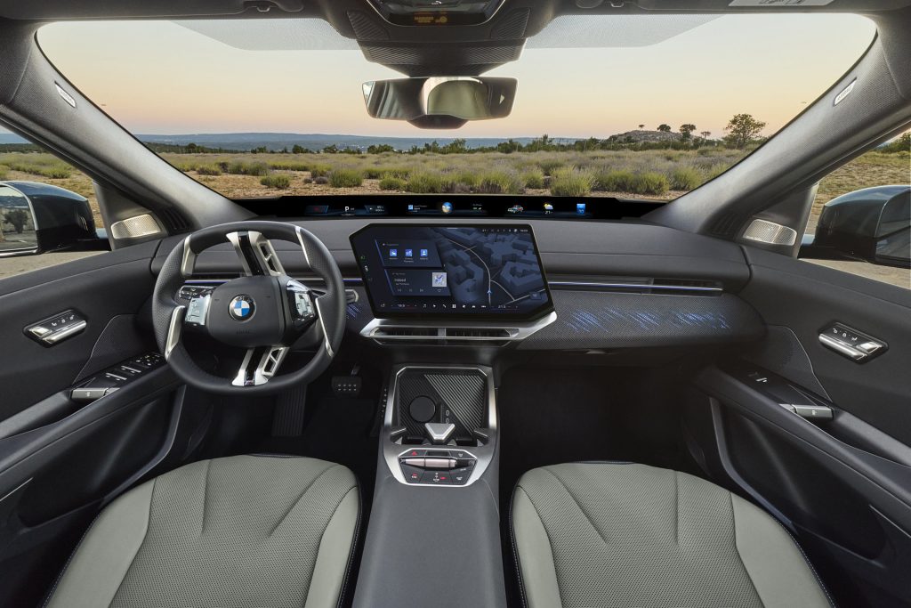 BMW introduceert de elektrische iX4 als sportief alternatief voor de iX3. De SUV-coupé komt in maart 2027 naar Nederland en is verkrijgbaar vanaf € 72.562.