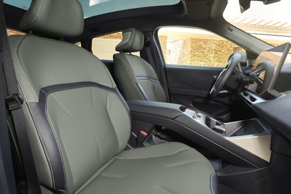 bmw-ix4-x40-5 BMW introduceert de elektrische iX4 als sportief alternatief voor de iX3. De SUV-coupé komt in maart 2027 naar Nederland en is verkrijgbaar vanaf € 72.562.