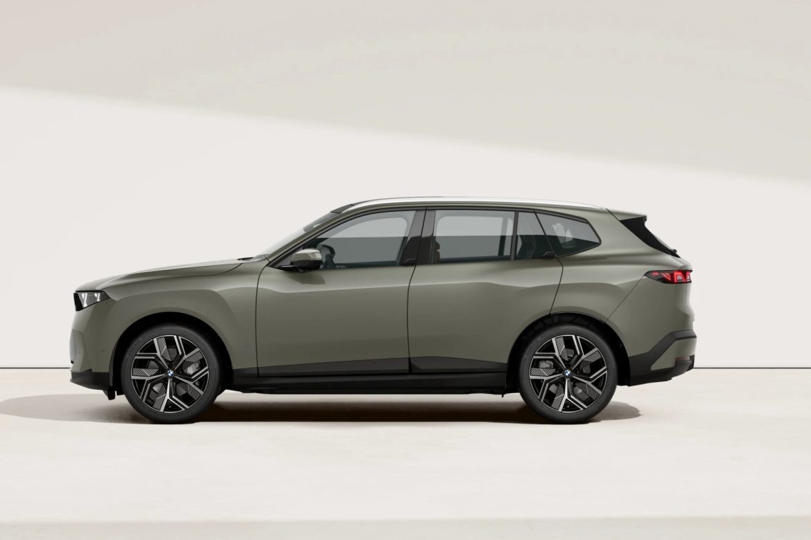 De BMW iX5 staat vanaf € 105.801 in de Nederlandse configurator. Hij is goedkoper dan de plug-in hybride X5 en biedt 850 km WLTP en 2.700 kg trekgewicht.