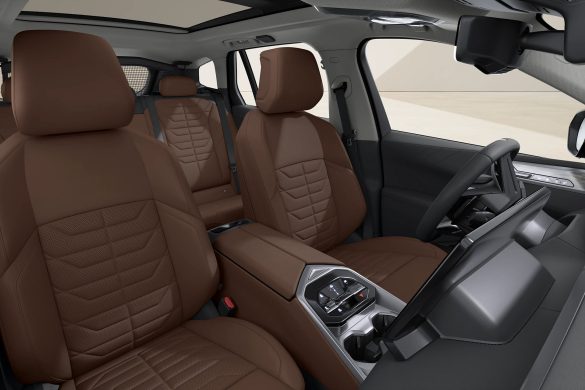 bmw-ix5-4 De BMW iX5 staat vanaf € 105.801 in de Nederlandse configurator. Hij is goedkoper dan de plug-in hybride X5 en biedt 850 km WLTP en 2.700 kg trekgewicht.