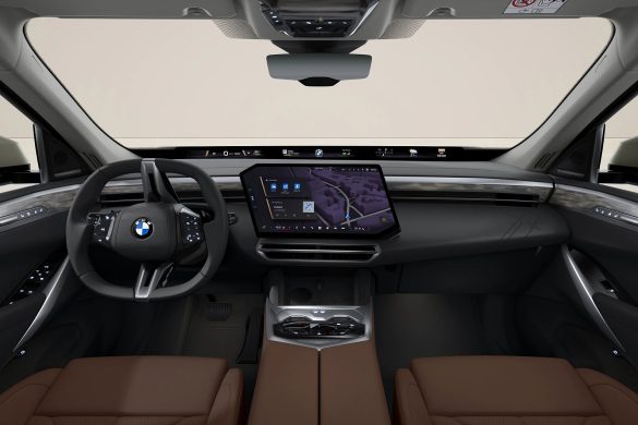 bmw-ix5-5 De BMW iX5 staat vanaf € 105.801 in de Nederlandse configurator. Hij is goedkoper dan de plug-in hybride X5 en biedt 850 km WLTP en 2.700 kg trekgewicht.