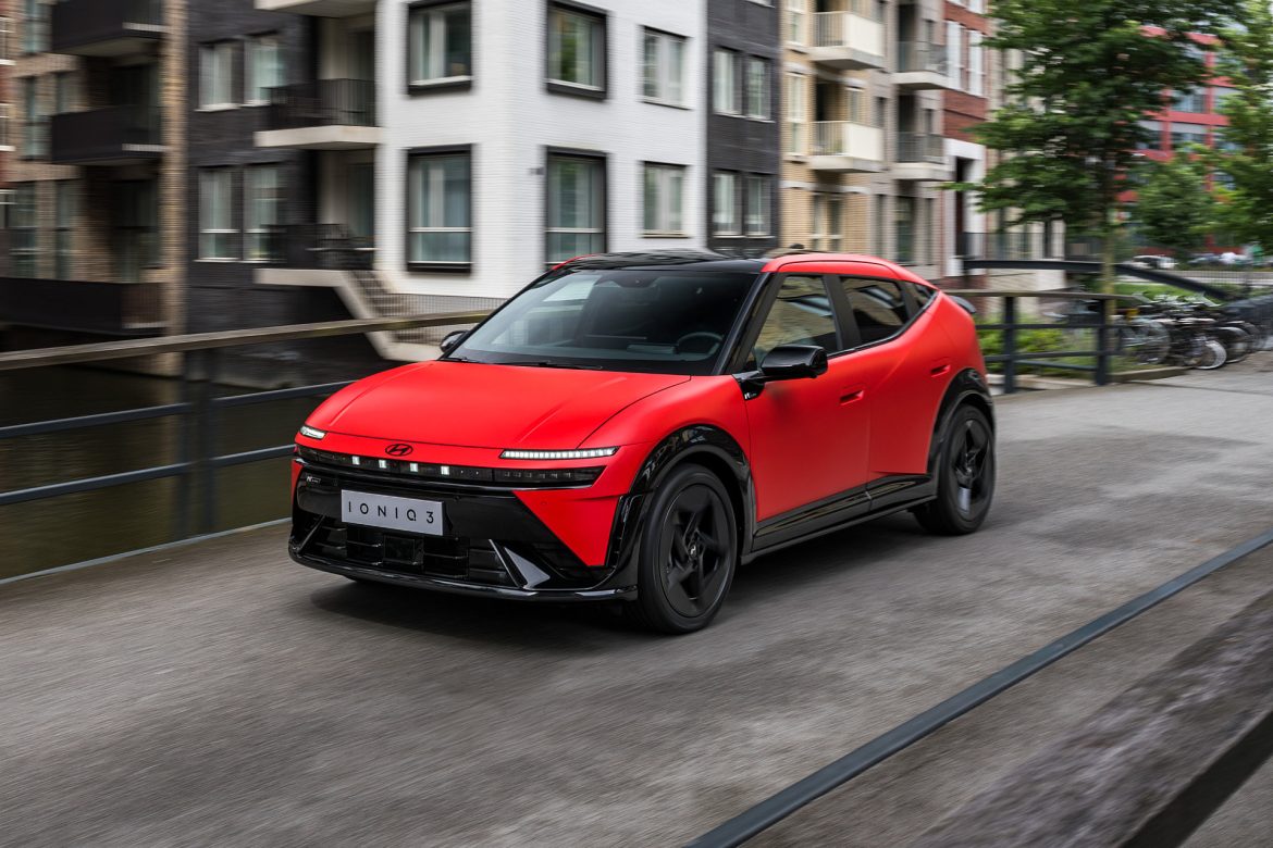 De Hyundai Ioniq 3 staat nu bij de dealer, beschikbaar voor proefrijden. Door een tijdelijke actie begint de elektrische hatchback in Nederland bij € 27.245.