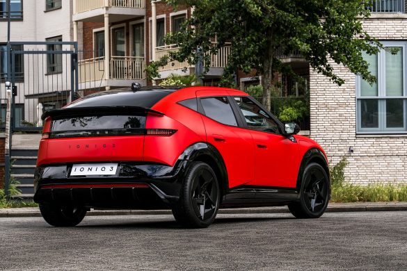 hyundai-ioniq3-ea-3 De Hyundai Ioniq 3 staat nu bij de dealer, beschikbaar voor proefrijden. Door een tijdelijke actie begint de elektrische hatchback in Nederland bij € 27.245.