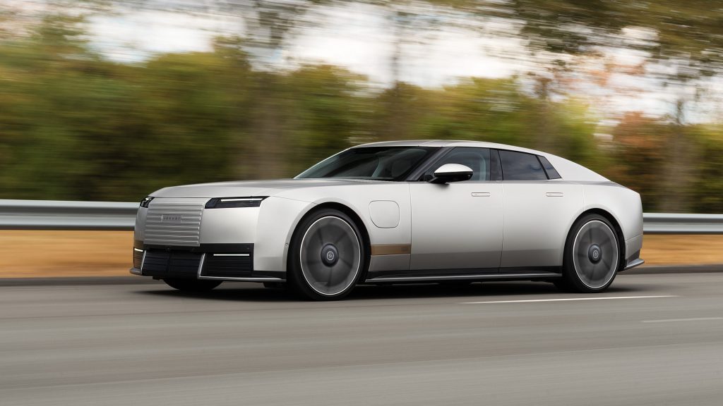 De Jaguar Type 01 krijgt 1.030 pk en een 118 kWh accu. Toch zijn vooral de 720 km actieradius, 350 kW laden en aerodynamica interessant.