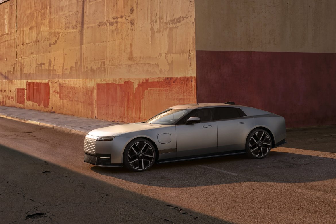 De Jaguar Type 01 krijgt 1.030 pk en een 118 kWh accu. Toch zijn vooral de 720 km actieradius, 350 kW laden en aerodynamica interessant.