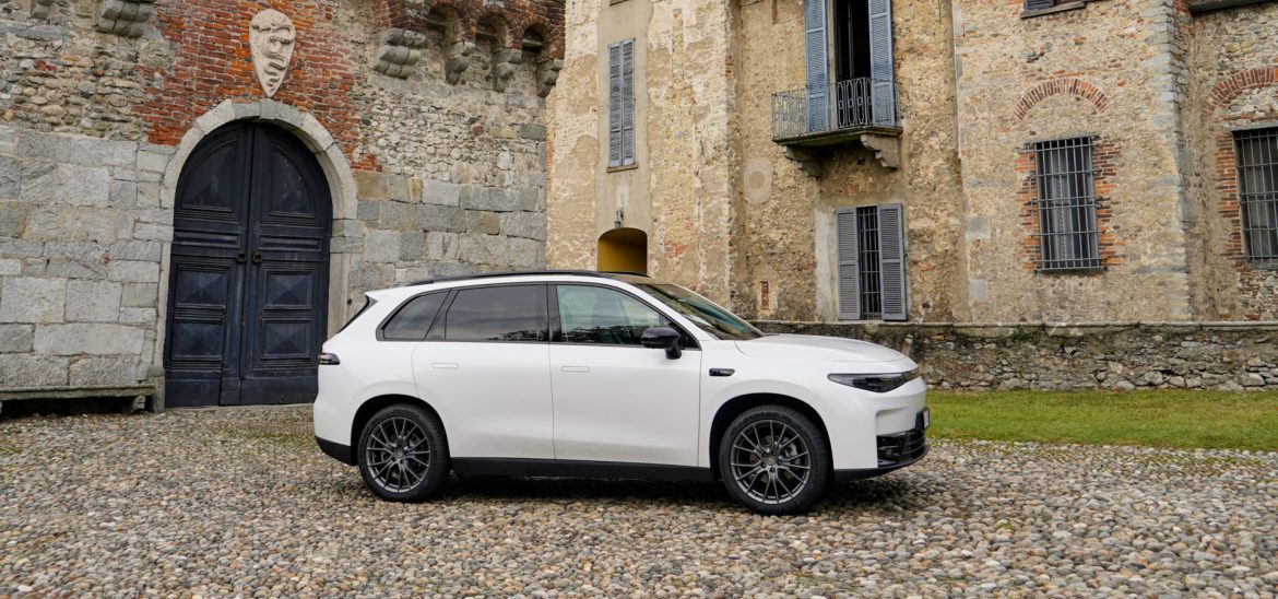 De Leapmotor C10 krijgt voor 2027 meer actieradius, sneller laden, draadloze CarPlay en Android Auto. De AWD levert juist wat vermogen in.