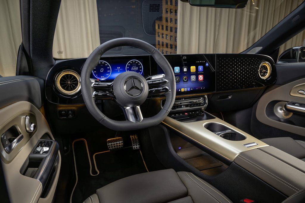 De Mercedes-Benz CLA is Zakenauto van het Jaar 2027. Eerder won hij al de Europese titel. Twee prijzen die om heel verschillende redenen zijn toegekend.