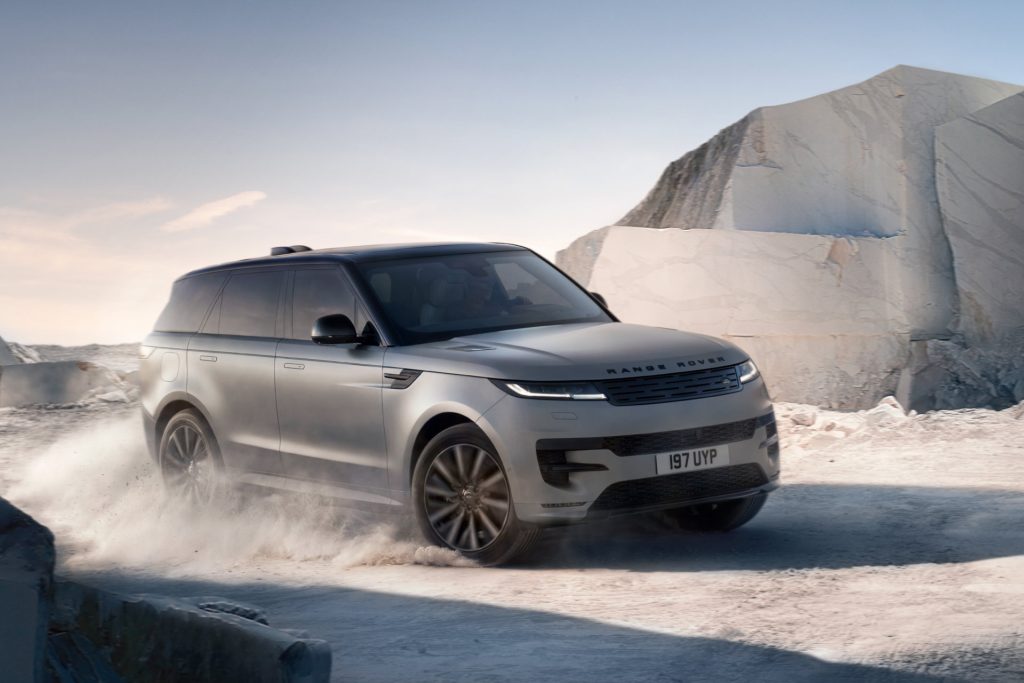 De Range Rover Sport Electric is € 40.193 goedkoper dan de Range Rover Electric. Toch zijn accu, laadtechniek, breedte en wielbasis gelijk.