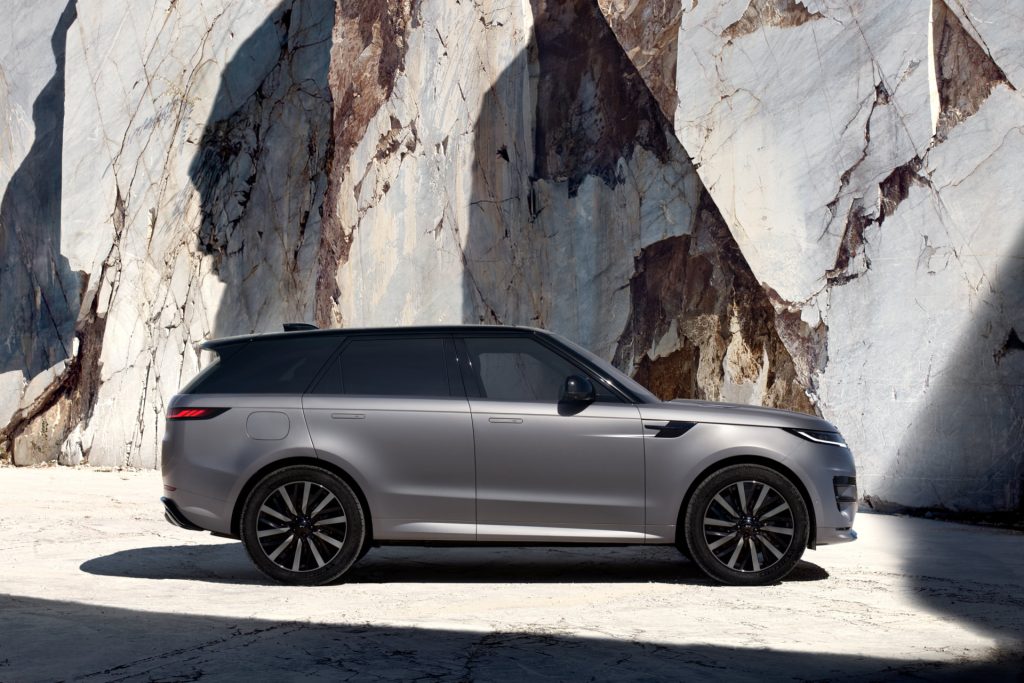 De Range Rover Sport Electric is € 40.193 goedkoper dan de Range Rover Electric. Toch zijn accu, laadtechniek, breedte en wielbasis gelijk.