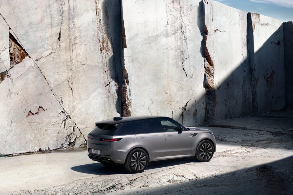 De Range Rover Sport Electric is € 40.193 goedkoper dan de Range Rover Electric. Toch zijn accu, laadtechniek, breedte en wielbasis gelijk.