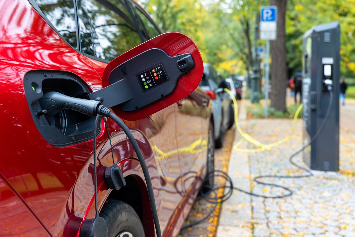 In september was 52,8 procent van de nieuwe auto's volledig elektrisch. Rekenkundig komt dat neer op grofweg 59 procent meer elektrische auto's dan vorig jaar.
