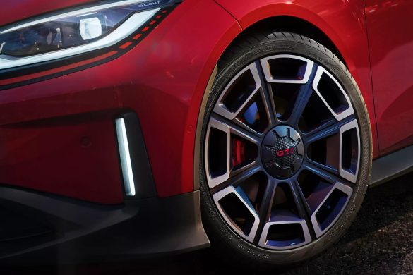 De Volkswagen ID. Polo GTI kost in Duitsland € 39.995. Daarmee zit de 226 pk sterke elektrische hot hatch precies op het niveau van de Cupra Raval VZ.